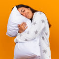 ¿Abrazas la almohada al dormir? Psicólogos revelan qué hay detrás de este hábito