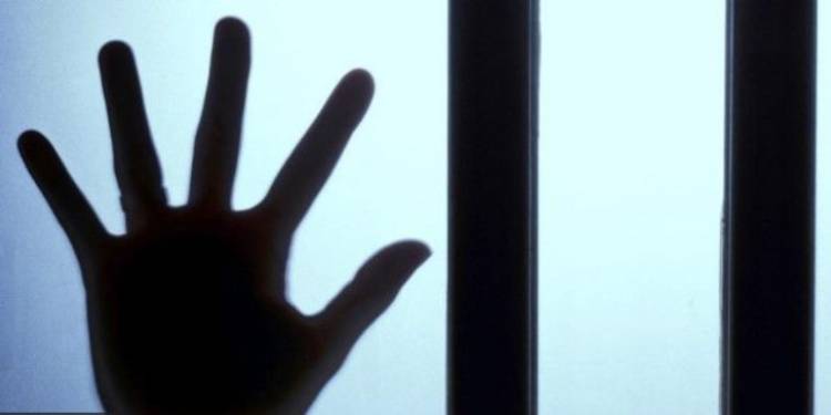 ¡Espeluznante! Captan a “abuela fantasma” en una comunidad de vecinos (+Video)