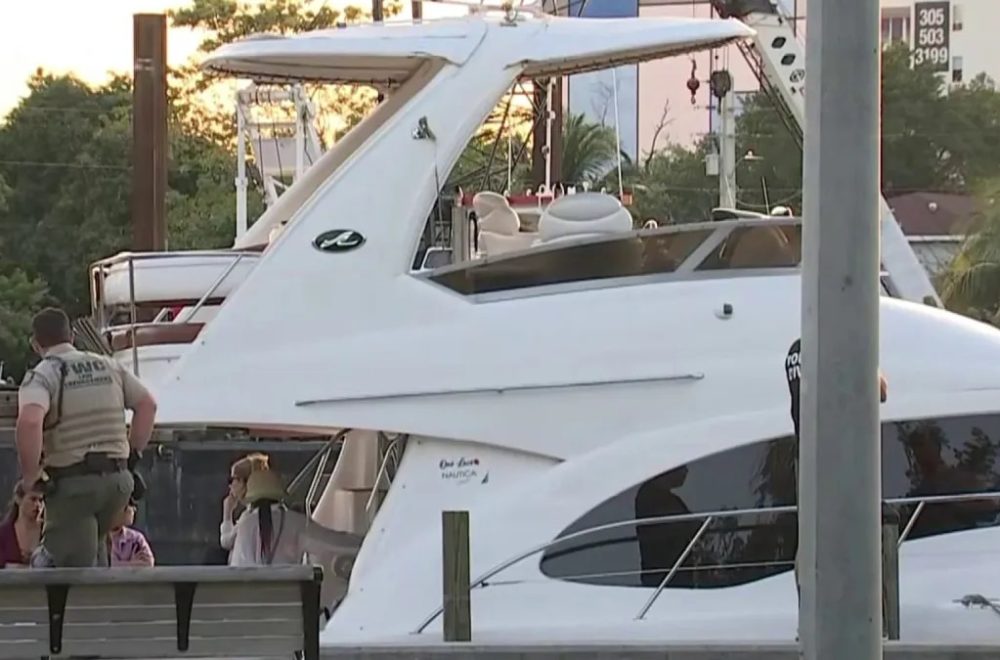 Buzos especializados buscan a hombre que cayó de un bote al Miami River