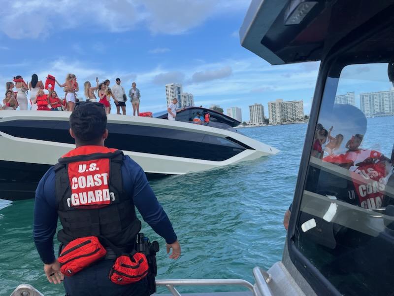 yate Lamborghini Miami Beach