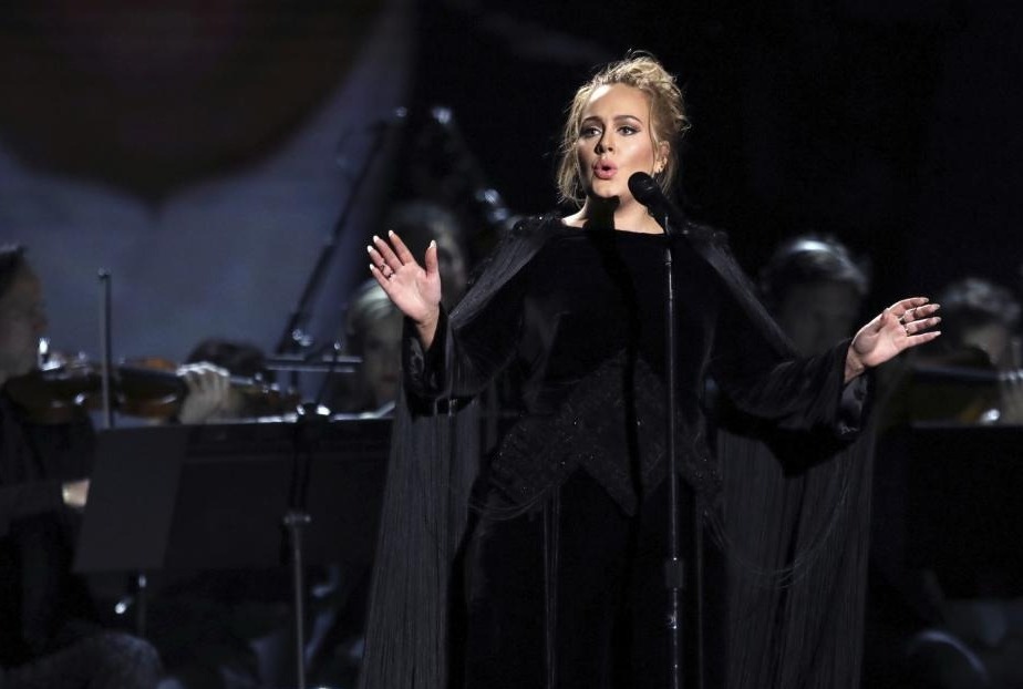 Adele detiene concierto para defender a un fan: “Está acá para divertirse”
