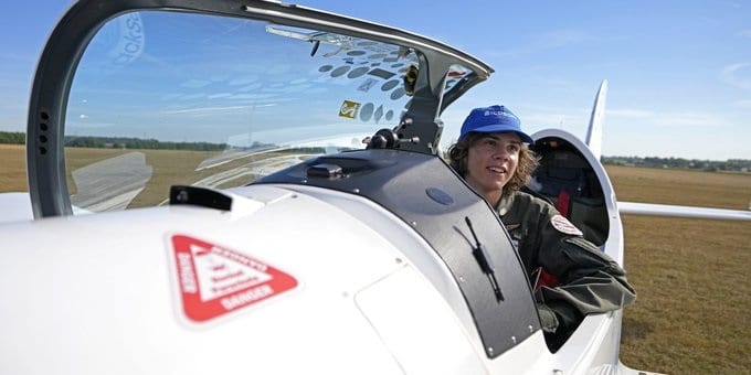 Adolescente rompió récord mundial al dar la vuelta al mundo solo en un avión