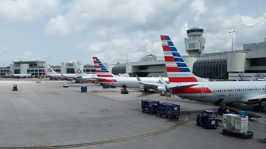 Aviones de American Airlines y Frontier impactan en pista del aeropuerto de Miami