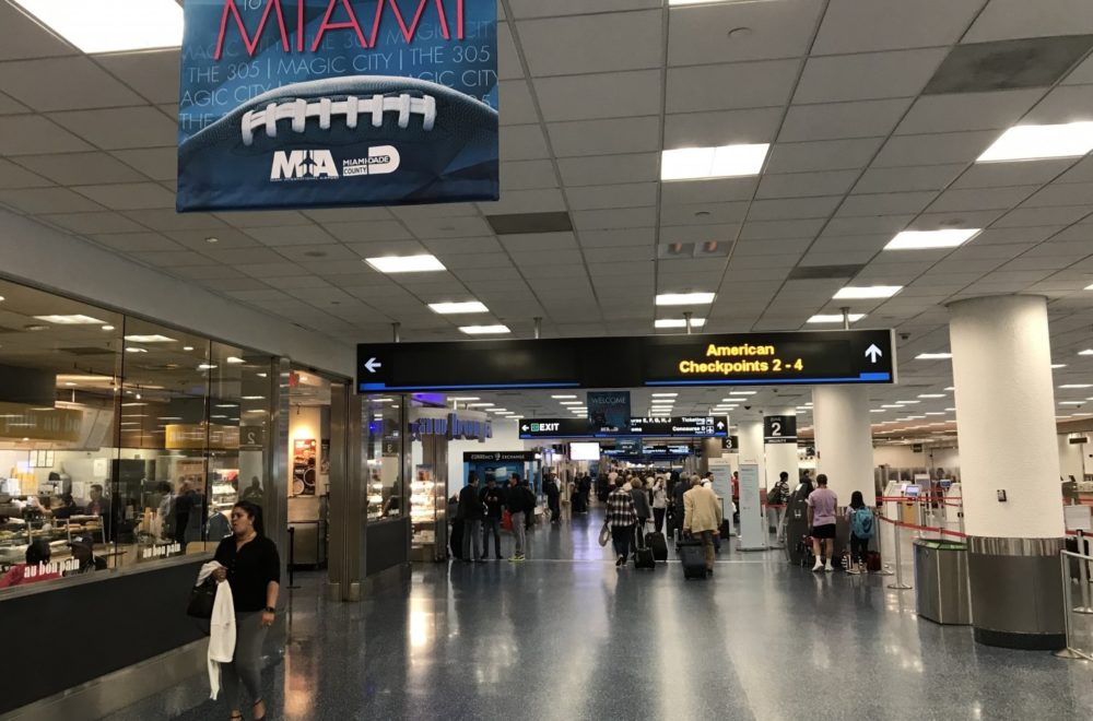 Pareja intentó abordar un avión a la fuerza en el MIA: terminaron en la cárcel