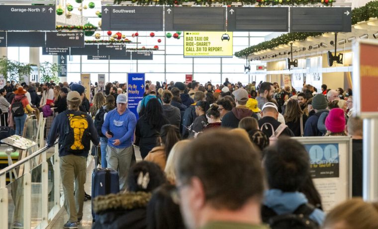 Línea interminable: cancelación de vuelos de Southwest Airlines desató caos en el aeropuerto