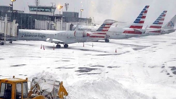 Miles de vuelos cancelados: Aeropuertos de Texas colapsan por tormenta invernal