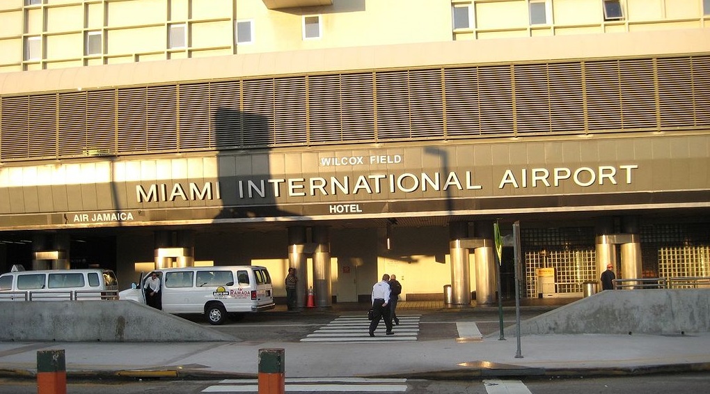 Hombres convirtieron el aeropuerto de Miami en un ring de boxeo