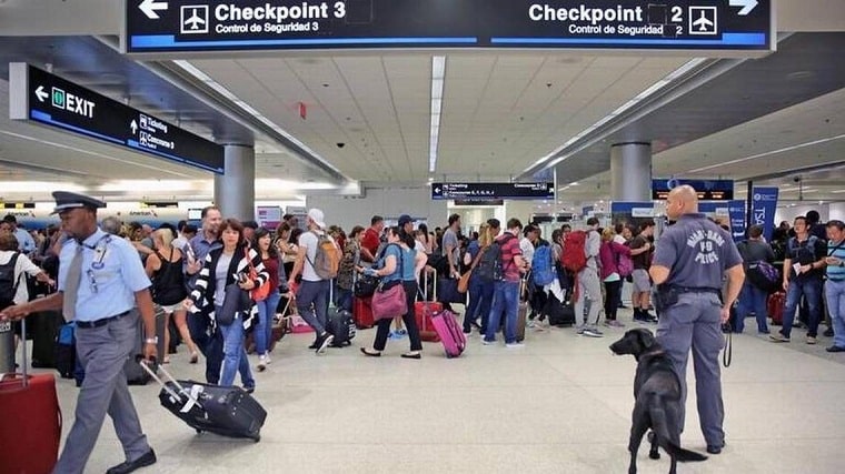 El furioso ataque de una mujer contra trabajadora de American Airlines en el MIA