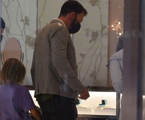 Ben Affleck parece estar  decidido  a darle el anillo a JLo