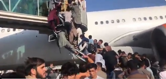 Caos en Afganistán: Miles de personas toman aeropuerto de Kabul huyendo de los talibanes