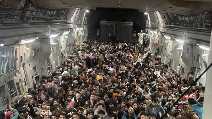 640 afganos huyeron en un avión militar estadounidense