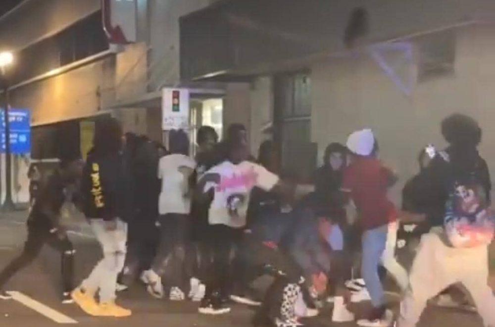 Cuatro menores arrestados por robos y agresión tras disturbio en Bayside Marketplace