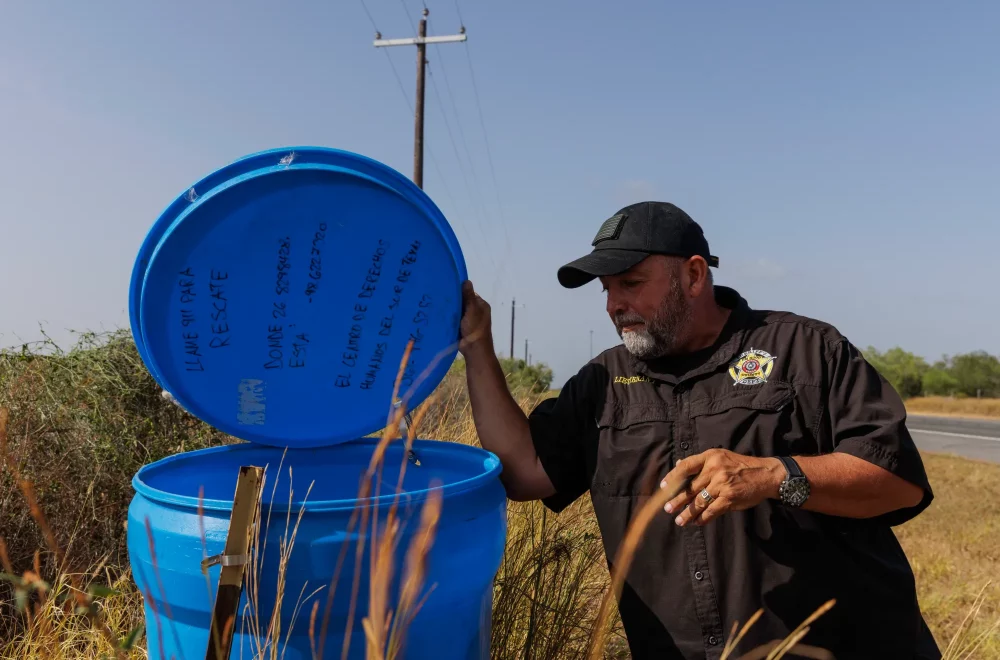 Incrementa crueldad contra migrantes: Desaparecen barriles de agua en Arizona