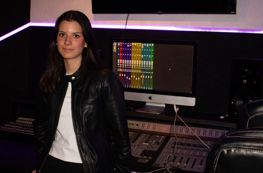 Alexandra Revilla: Arquitecta del Éxito Musical en Pantallas y Escenarios