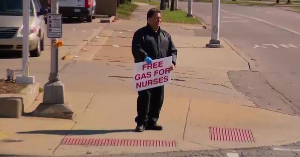 Hombre gastó todos sus ahorros para comprarle gasolina a enfermeras del hospital de Detroit
