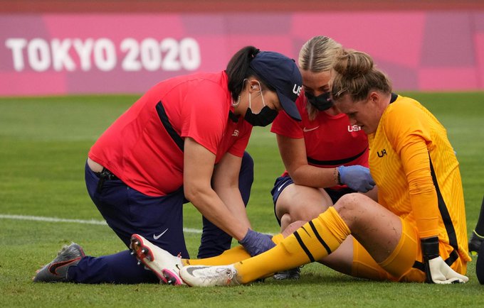 Alyssa Naeher abandonó la semifinal entre EEUU y Canadá por lesión de rodilla