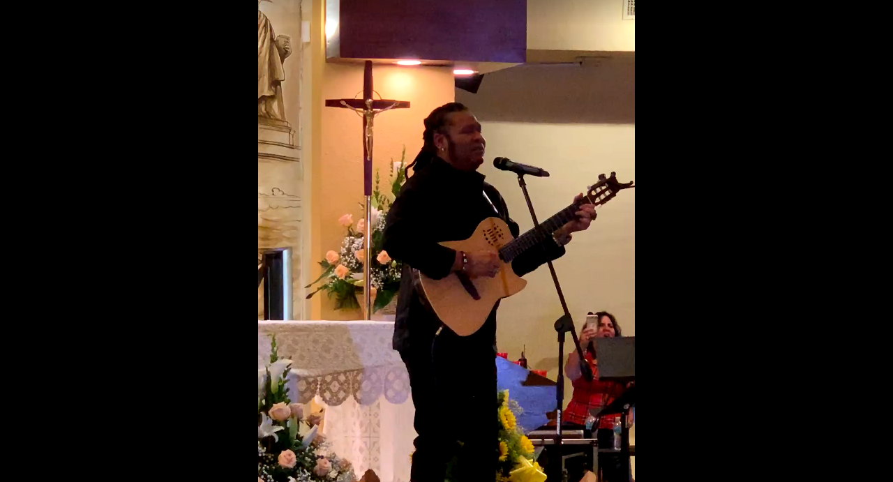 Amaury Gutiérrez le canta a la Virgen de la Caridad del Cobre en Miami