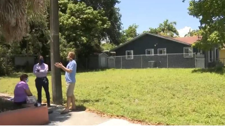 Arrestan a tres personas por haber vendido la vivienda de una anciana en Coconut Grove