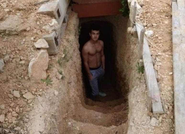 Historia del joven de 15 años que cavó una cueva y construyó una casa con WiFi, luz y calefacción