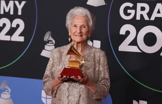 ¡Histórico! Abuela de 95 años gana su primer Grammy Latino