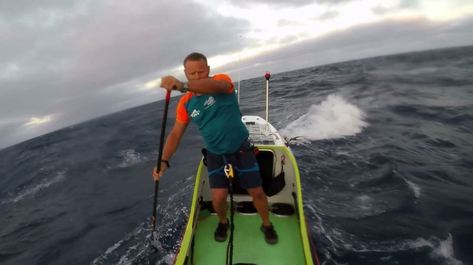 Conoce al primer humano que cruza el Pacífico en una “paddleboard” adaptada