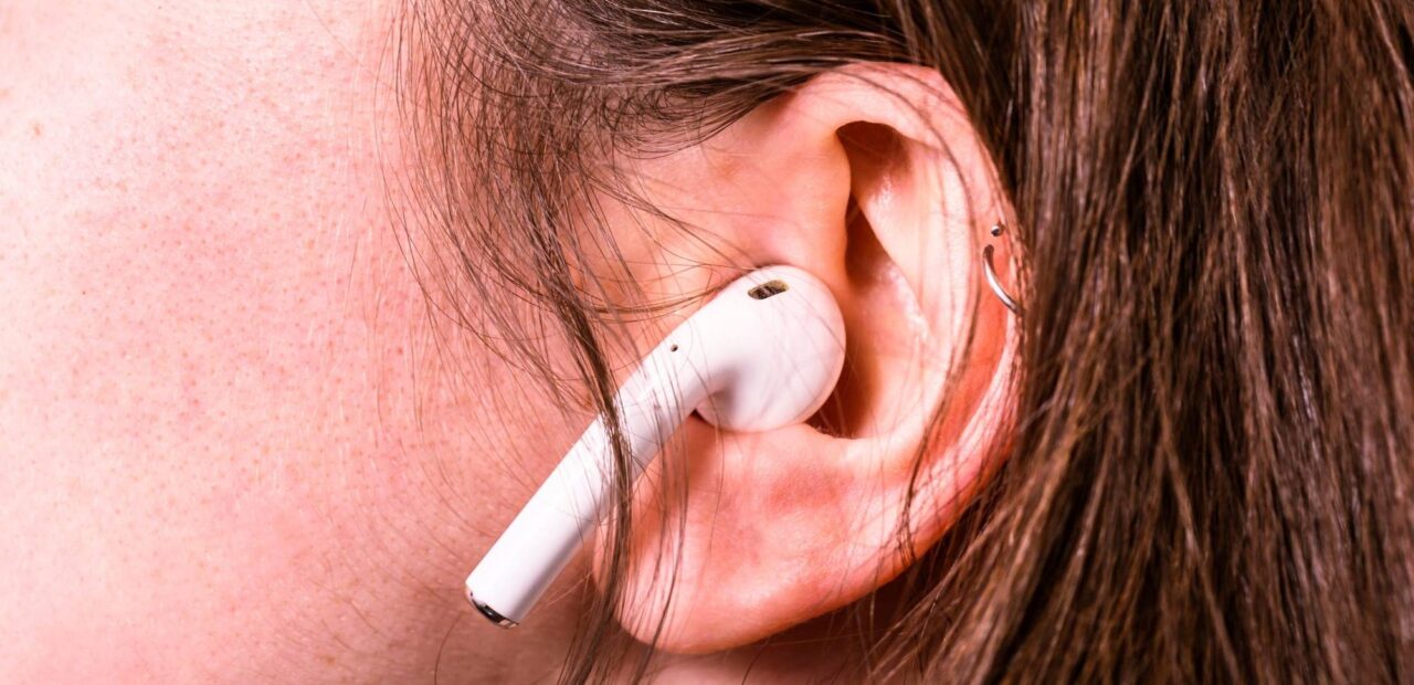 Demandan a Apple por incidente con AirPods que dejó sordo a adolescente