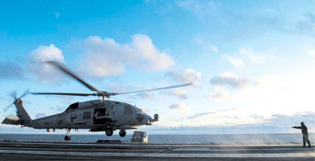 Helicópteros de la Armada en Florida atentos ante llegada de Dorian