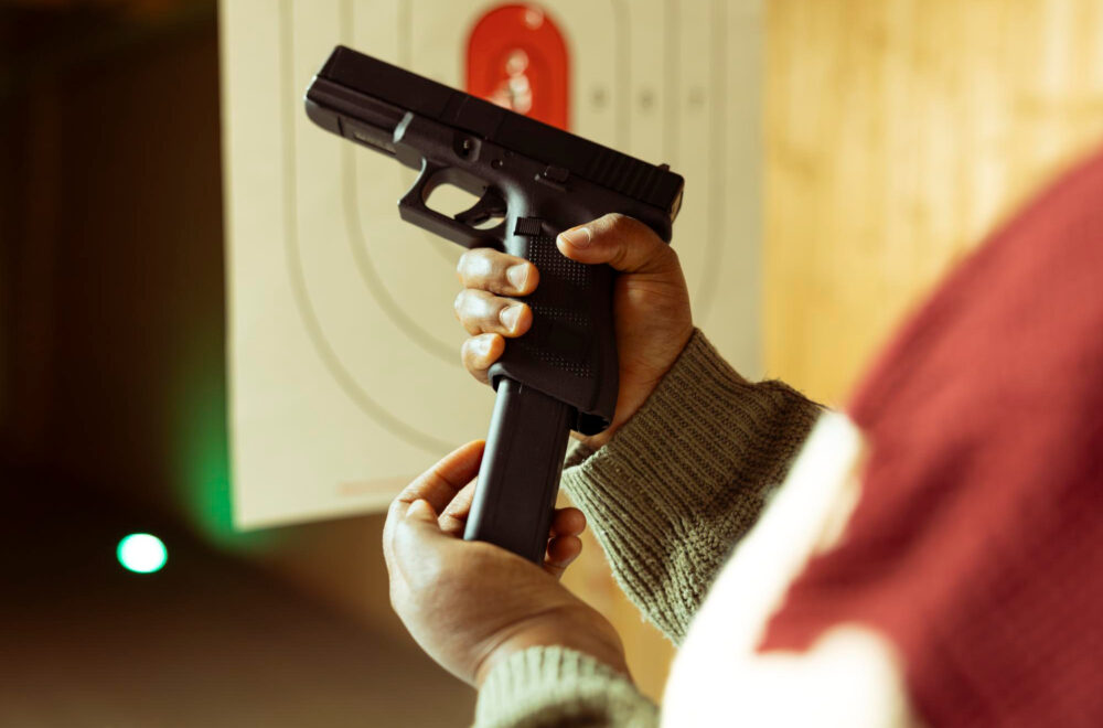 DeSantis firma ley que elimina prohibición de armas durante emergencias en Florida