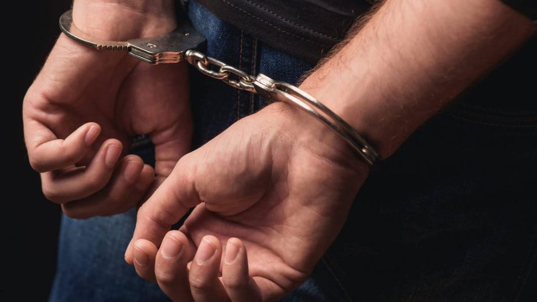 Arrestan a hombre tras huir de la policía en Key West
