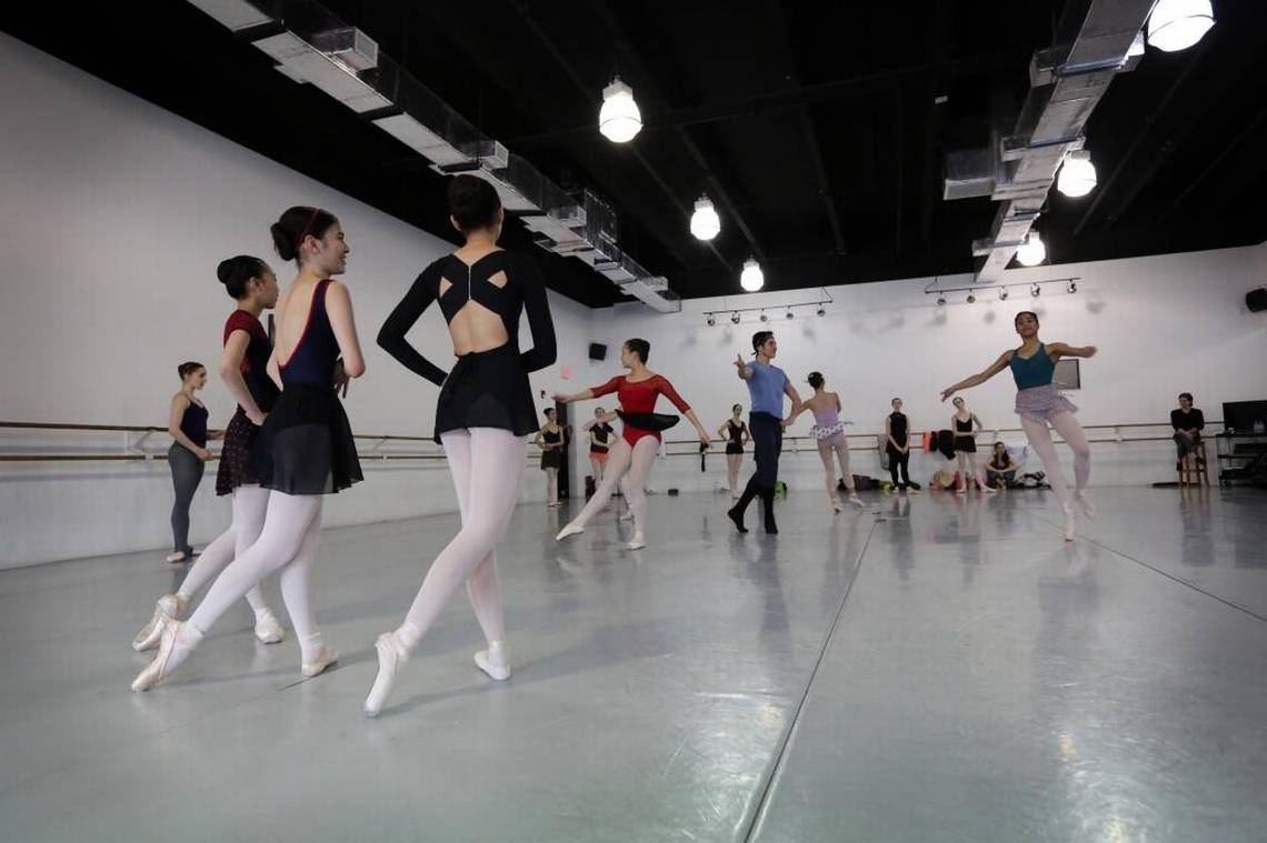 Escuela de ballet ayuda a bailarines venezolanos que solicitan asilo en Florida