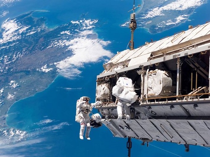 Astronautas de la NASA realizaron caminata alrededor de la Estación Espacial Internacional