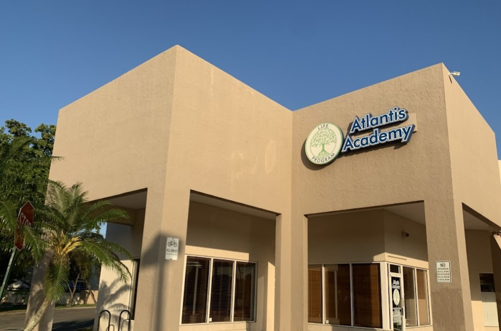 Detienen a empleado por llevar arma a escuela de niños con capacidades especiales en Kendall