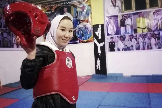 Atleta afgana pide ayuda para salir de su país