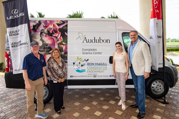 El Zoológico de Miami dona una van al Centro de Ciencias de Audubon Florida