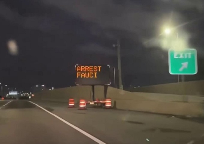 Letrero en autopista de Miami causó alarma en los conductores