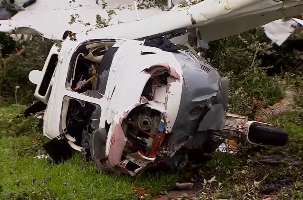 Avioneta se estrella en área residencial de Pembroke Pines con 4 personas a bordo