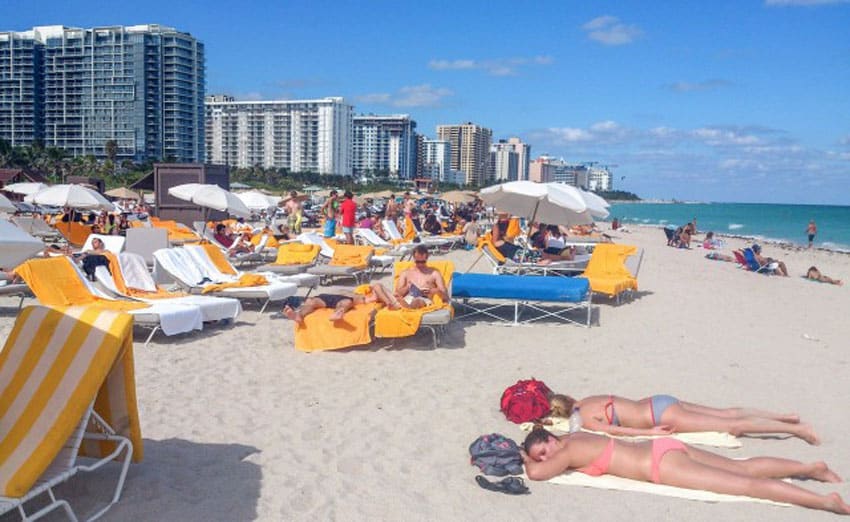 Ordenanza prohibiría fumar en playas públicas y parques de Miami Beach