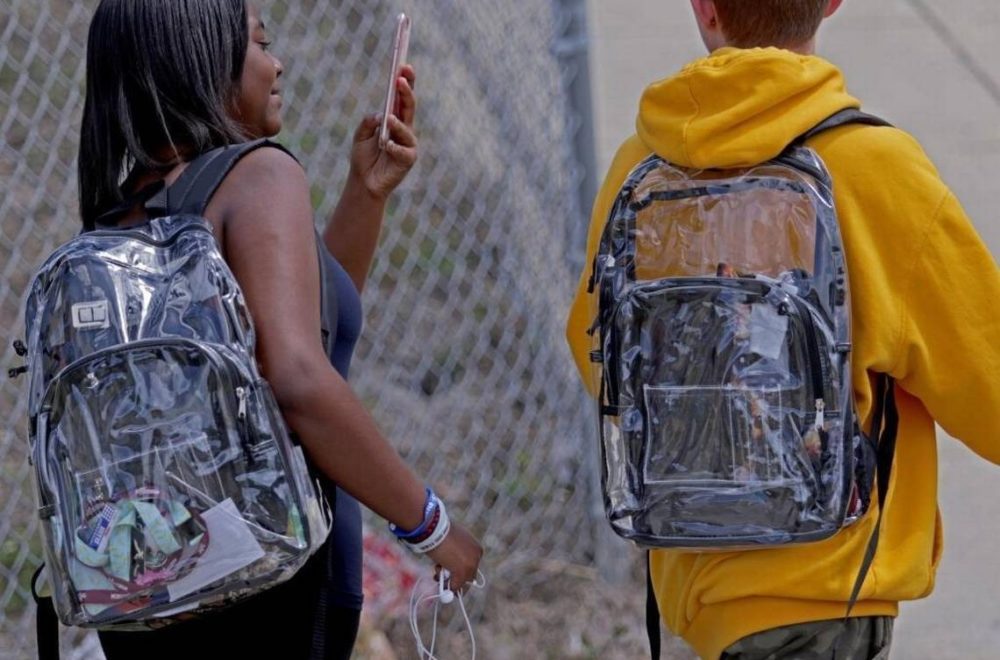 Escuelas de Broward exigirán a estudiantes usar bolsos transparentes por seguridad