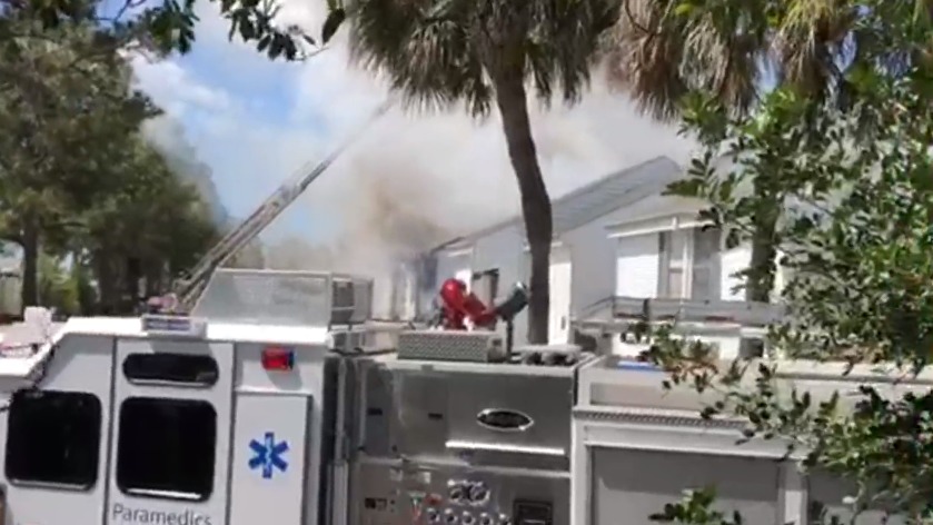Bomberos tratan de sofocar voraz incendio en Tarpon Springs