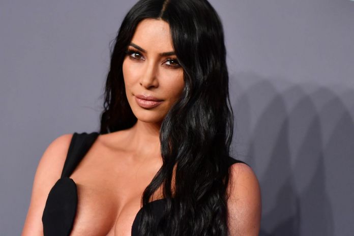 ¡Kim Kardashian causa furor! Deambula sin ropa interior en Disney