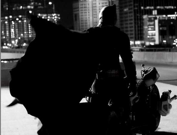 Christian Bale se pone el traje de Batman en este genial video