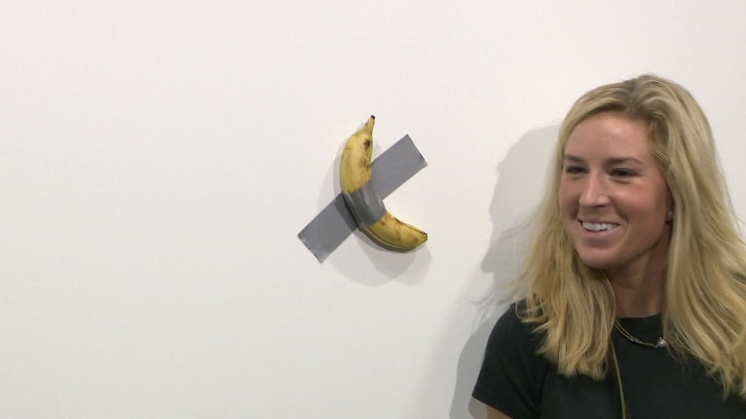 ¡Sólo en Florida! Obra de banana pegada con cinta adhesiva en una pared se vende por $ 120.000 en Art Basel Miami
