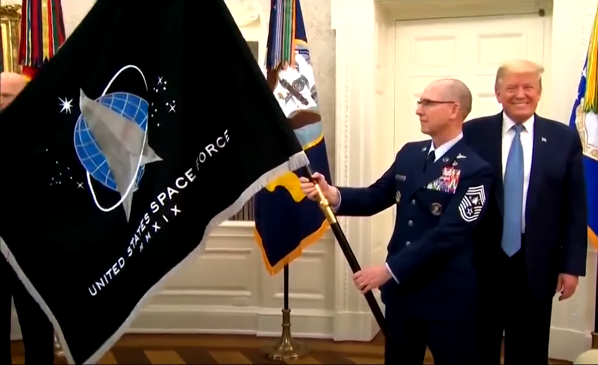 Revelan la bandera de la Fuerza Espacial de Estados Unidos