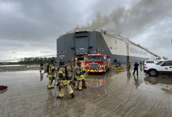 Hospitalizados 9 bomberos tras explosión en barco en Florida (Video)