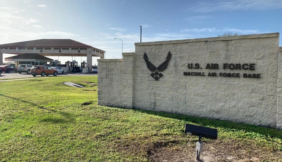 Arrestan a exmilitar tras querer colarse a base aérea en Florida: dijo ser Capitán América
