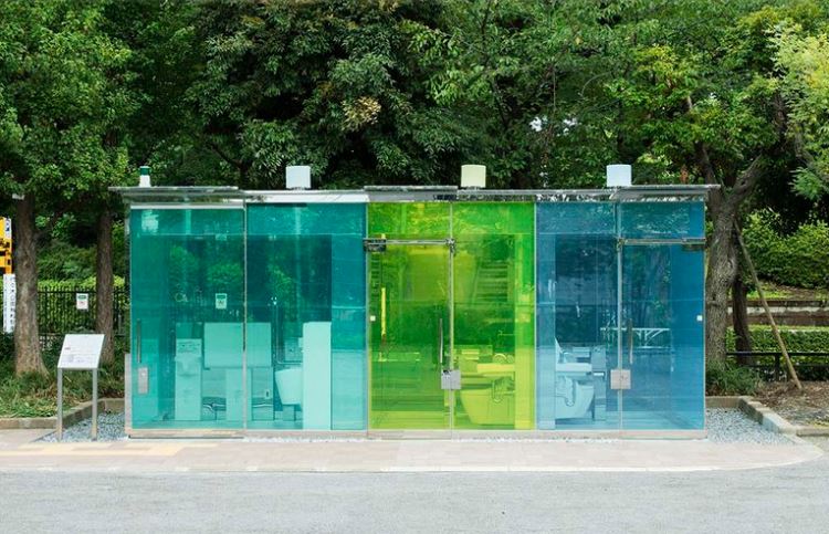 Tokio instaló baños públicos transparentes en los parques (+Fotos)