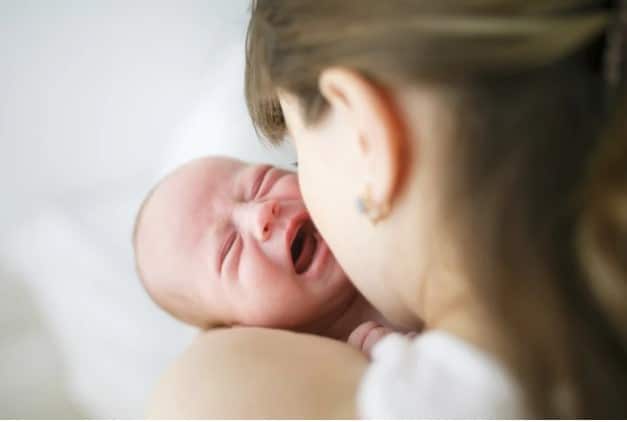 Estudio descubre una forma infalible de dormir a un bebé durante el llanto