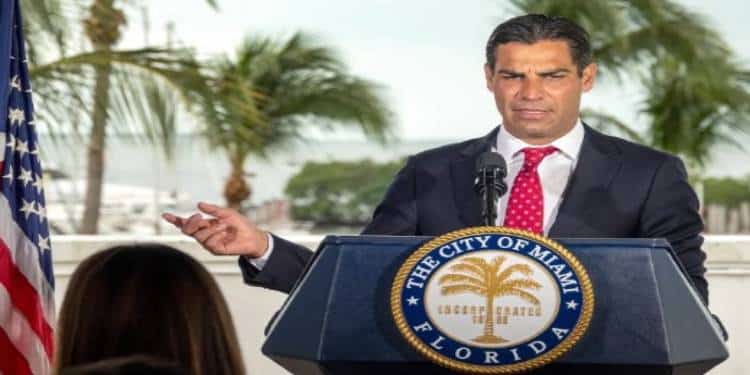 Alcalde de Miami anuncia lanzamiento de becas estudiantiles