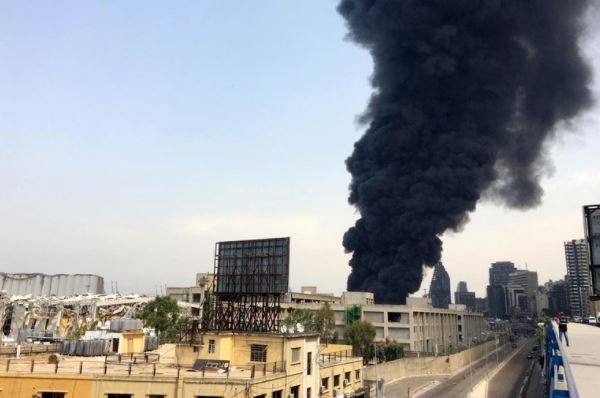 ¡Un mes después! Nuevo incendio sacude el puerto de Beirut (Video)
