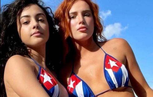 Bella Thorne incendió las playas de Miami desnudándose con una amiga (+Fotos)